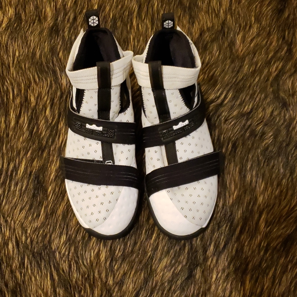 Lebron James Solider Sneakers - Picture 2 of 6